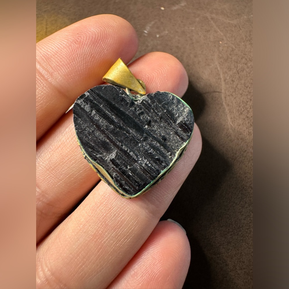 Vintage Black raw tourmaline in a heart set in a silver metal. - Picture 4 of 6
